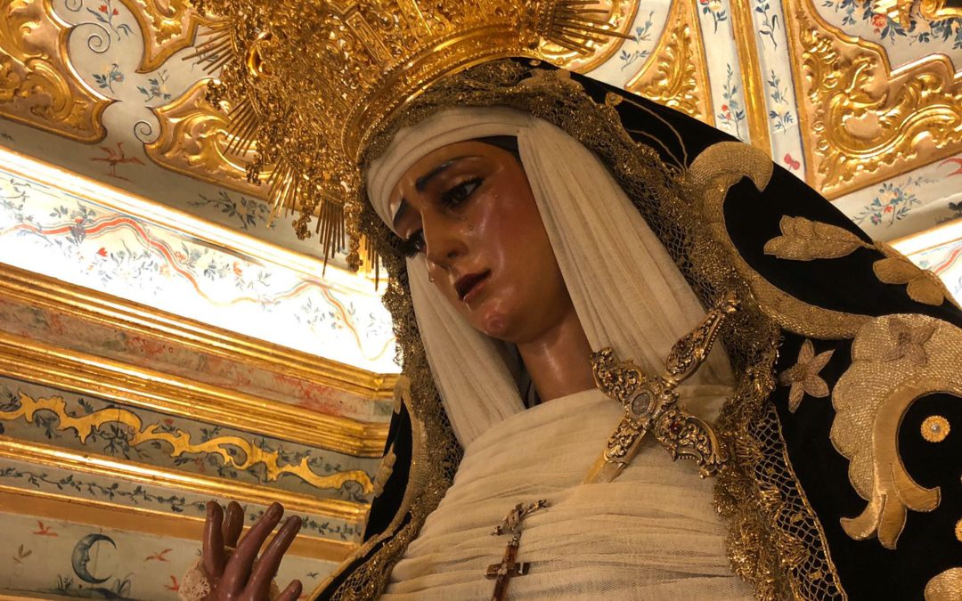 Atuendo de María Santísima de las Angustias para el mes de noviembre