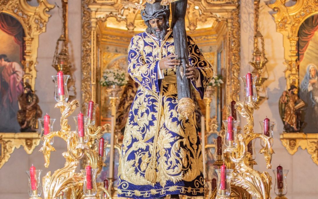 El Señor de la Salud en las andas para presidir el Vía Crucis de las Hermandades de Sevilla