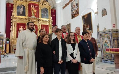 Un grupo de hermanos recibe el Sacramento de la Confirmación