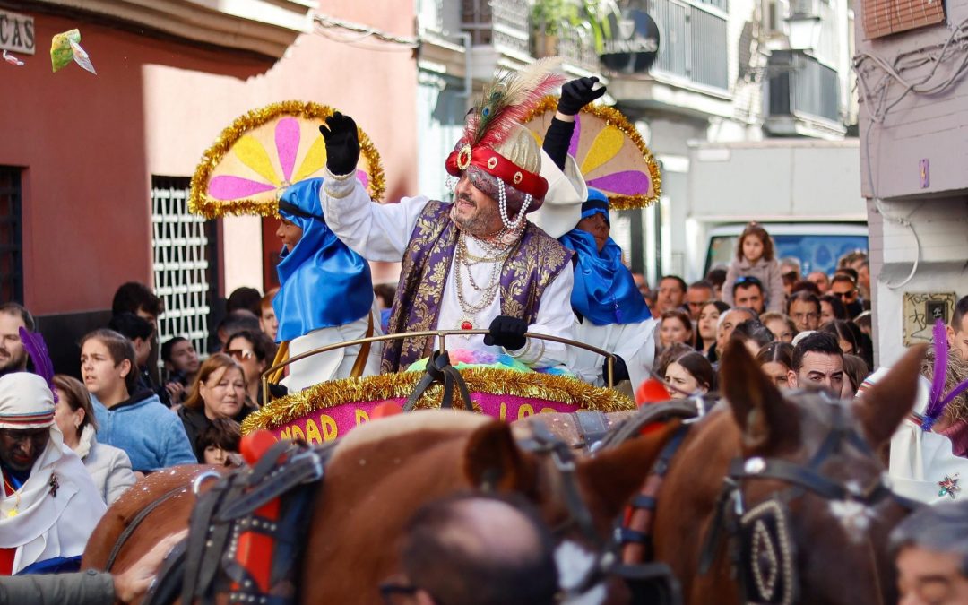 GALERÍA DE IMÁGENES | El Cartero Real de la Hermandad reparte ilusión y alegría por las calles de la feligresía de San Román